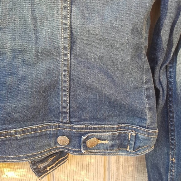 Cozy Spring Classic Denim Jacket Minimalist Closet Must-Have - Picture 8 of 9